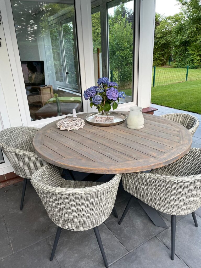 Aussenbereich Esstisch Garten