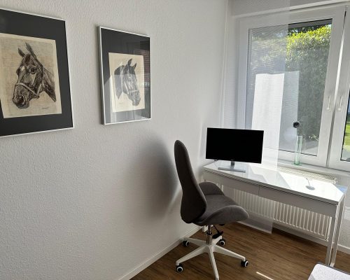 Arbeitsplatz vor Fenster