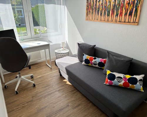 Schreibtisch Arbeitszimmer mit Schlafsofa